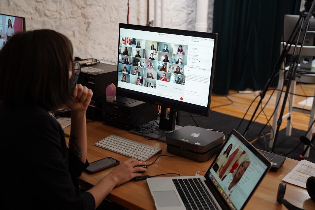 Photo d'un écran avec plusieurs femmes en visioconférence