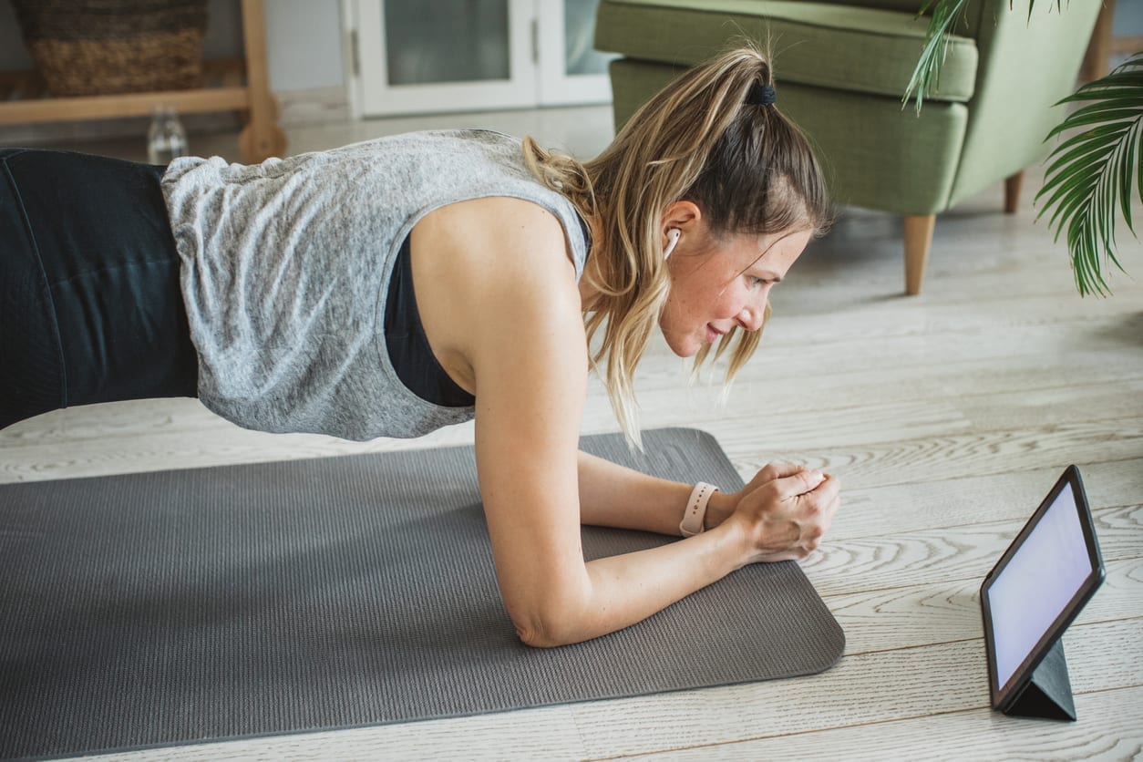 Les sportives de salon ou comment faire de l’exercice et améliorer sa posture en confinement